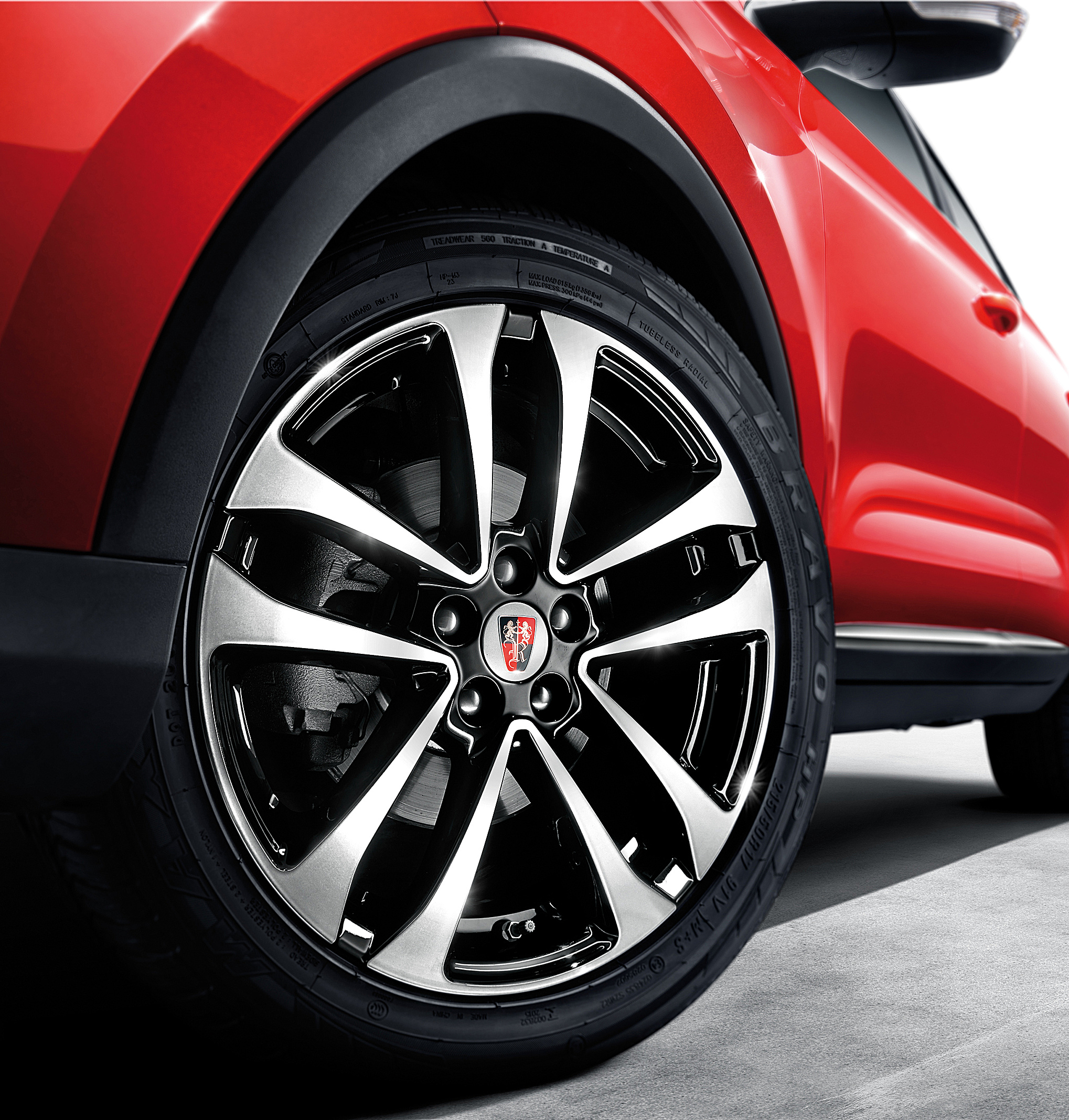 双五辐轮圈以及尺寸为215/50 r17的轮胎